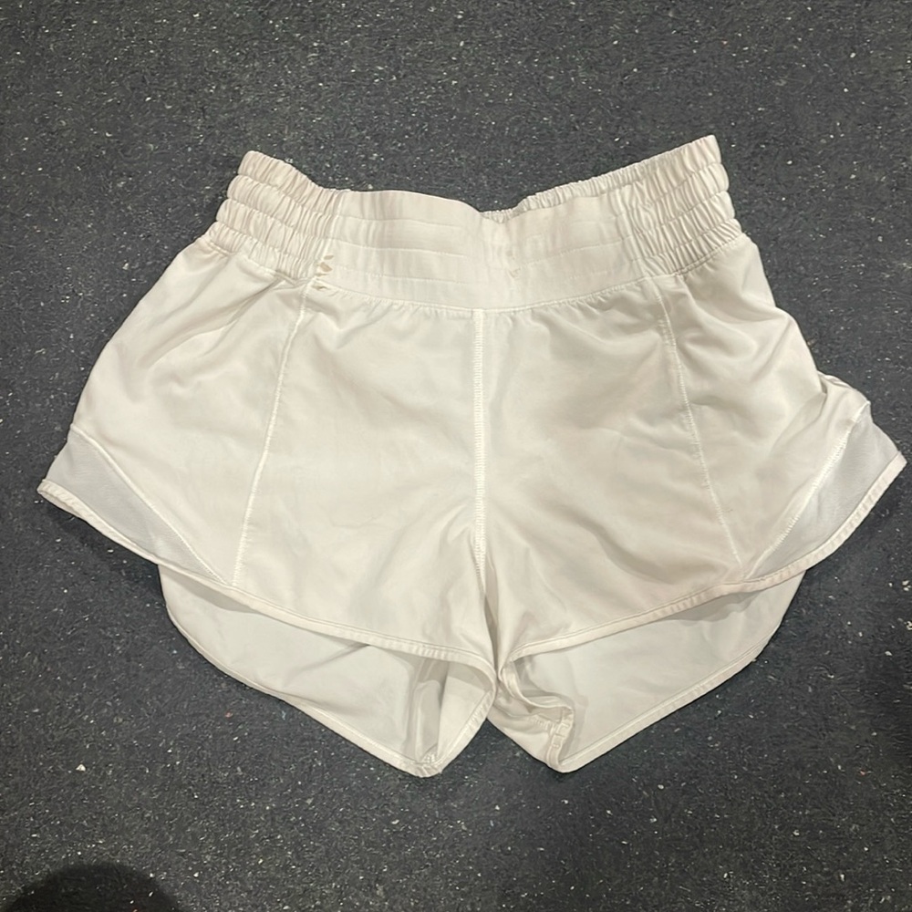 Lululemon hottie hot short high rise size 4 (bone/off white) 2.5 inseam